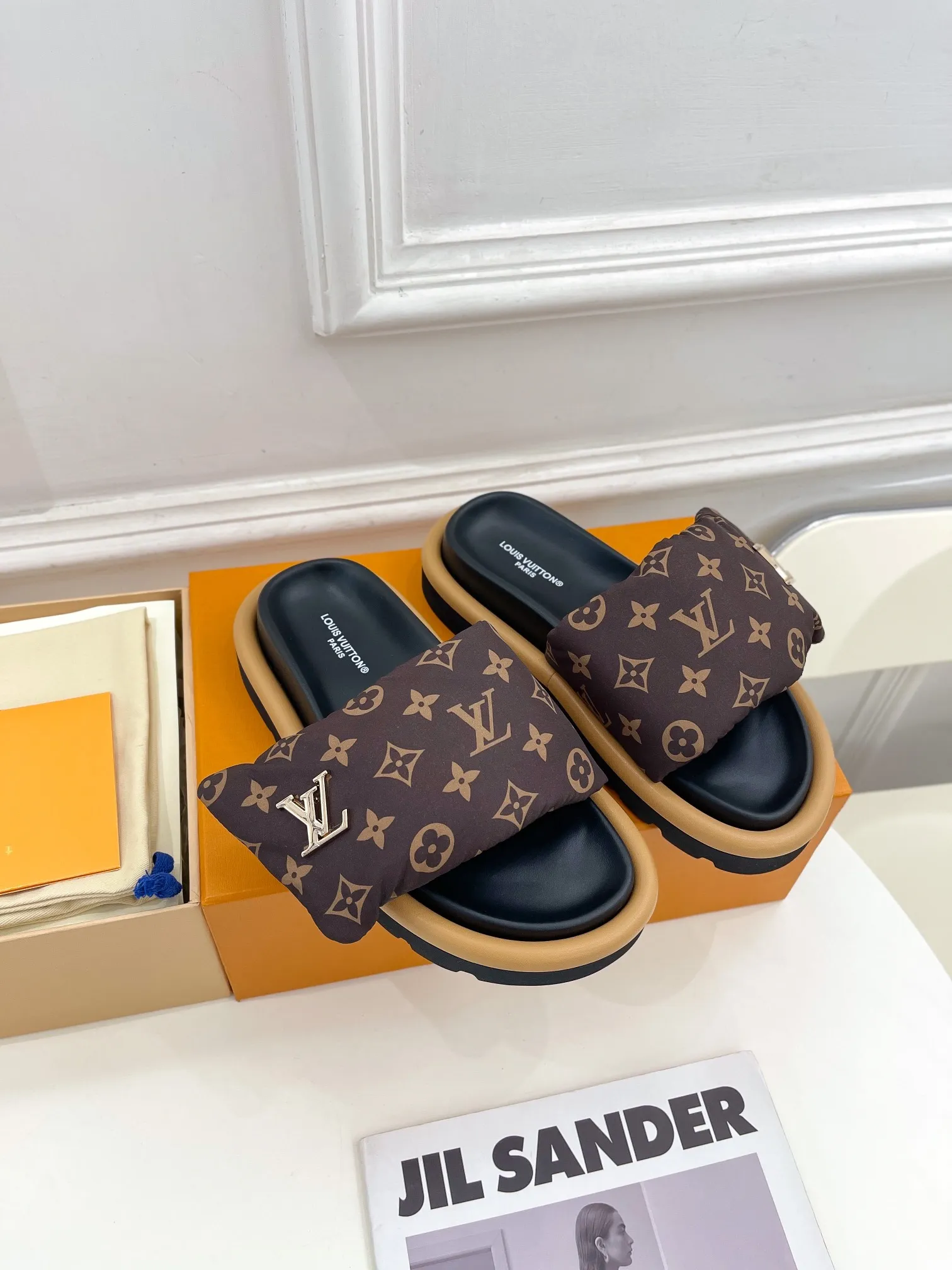 👟👟Ex-factory price 360👟👟 Women's Shoes Women's Clothing LV | Louis Vuitton ²⁰²³ 𝐬𝐬 🧡💚2023 Spring and Summer New Products The counter features the latest embossed slippers, hard goods, new🆕 High-end! A popular model among bloggers at home and abroad, it’s retro and fashionable and looks amazing on your feet! Mainly recommended model on the official website★ ━━━━━ ЅᏇєєt ━━━━━ ▪️Upper: High-customized mercerized cloth➕Embossed ▪️Inner lining: Imported goatskin lining ▪️Outsole: Original open-molded non-slip and wear-resistant foam sole ▪️Code number: women's code 35-40 men's code 39-44
